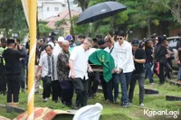 10 Potret Pemakaman Ibunda Maxime Bouttier, Luna Maya Ikut Menangis & Tenangkan Kekasih