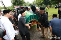 10 Potret Pemakaman Mat Solar, Isak Tangis Para Pelayat Tak Terbendung
