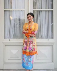10 Potret Penampilan Erina Gudono Meriahkan Acara Istana Berkebaya, Bucin Banget Sama Kaesang Pangarep - Disebut Pak Jokowi dan Bu Iriana Versi Muda