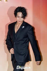 10 Potret Penampilan Ganteng Mingyu SEVENTEEN Saat Hadiri Undangan Brand Mewah