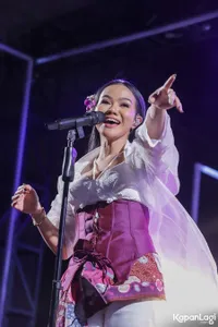 10 Potret Penampilan Yura Yunita dan Sivia Azizah di Acara Lazada Fest+, Hipnotis Para Penonton Lewat Lagu-Lagu Galau