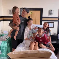 10 Potret Perayaan Valentine Keluarga Jennifer dan Irfan Bachdim, Semakin Bahagia dengan Kelahiran Anak ke-4