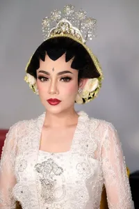 10 Potret 'Pernikahan' Celine Evangelista, Cantik Pakai Busana Pengantin Adat Jawa - Tetap Bikin Pangling Meski Sudah Jadi Ibu Empat Anak