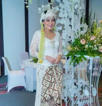 10 Potret 'Pernikahan' Titi Kamal, Cantik Paripurna Pakai Siger Sunda - Aura Pengantin Benar-benar Terpancar