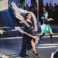 10 Potret Prilly Latuconsina di Jember Fashion Carnaval 2023, Banjir Pujian Pakai Kostum dari Sedotan Bekas - Ikut Pungut Sampah Usai Acara