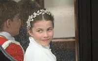 10 Potret Princess Charlotte di Acara Penobatan Raja Charles, Cantik Pakai Jubah Putih Sambil Momong Louis