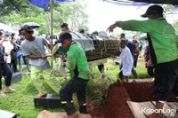 10 Potret Prosesi Pemakaman Stevi Agnecya, Ciuman Terakhir Anggi di Pusara - Salam Perpisahan Anak Bikin Pilu