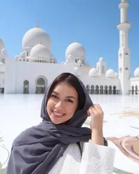 10 Potret Rebecca Klopper Liburan ke Abu Dhabi, Cantiknya Bikin Teduh Pakai Kerudung - Kompak dengan Ayah Bule