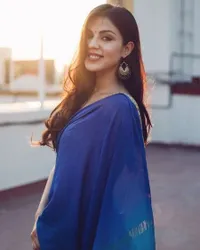 10 Potret Rhea Chakraborty, Aktris Cantik Pacar Mendiang Sushant Singh Rajput