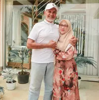 10 Potret Santi Asoka Mala Ibu Tiri Zaskia Sungkar yang Jarang Tersorot, Selisih 45 Tahun dengan Mark Sungkar - Lebih Muda dari Shireen!