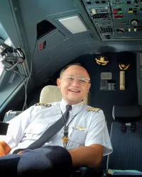 10 Potret Satrio Dewandoro Suami Iis Dahlia, Pilot Senior yang Romantis & Family Man 