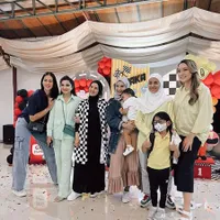 10 Potret Seleb yang Hadir di Ulang Tahun Anak Tya Ariestya, Ada Olla Ramlan hingga Bunga Zainal Cantik Pakai Outfit Kuning - Rafathar dan Gempi Datang Tanpa Orangtua