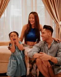 10 Potret Siti Badriah & Krisjiana Beri Tahu Xarena 'Cara Bikin Adik', Gemas Banget