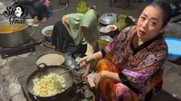 10 Potret Soimah Rewang Manten, Nggak Gengsi Bantu Tetangga di Dapur Sederhana - Ngelap Piring Sampai Tuangkan Kuah ke Mangkuk