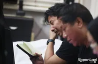 10 Potret Sonny Septian di Pemakaman Sang Bunda, Tak Kuasa Bendung Air Mata - Ikut Turun ke Liang Lahat Meski Masih Pakai Penyangga Leher