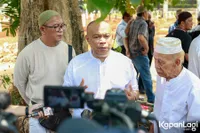 10 Potret Suasana Duka di Pemakaman Ibunda Edwin Bejo, Sang Ayah Tak Kuasa Tahan Tangis