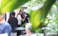 10 Potret Suasana Rumah Maxime Bouttier Pasca Kematian Sang Ibunda - Luna Maya Bagikan Kopi ke Pelayat