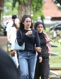 10 Potret Tamara Tyasmara Ziarah ke Makam Dante untuk Rayakan Ulang Tahun Sang Anak