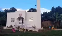 10 Potret Terbaru Masjid Milik Ivan Gunawan di Uganda, Dirawat Baik Oleh Jamaah - Makin Asri dengan Rerumputan Hijau