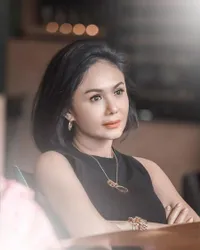 10 Potret Terbaru Pesona Yuni Shara yang Selalu Awet Muda dan Cantiknya Nggak Pernah Luntur di Usia 49 Tahun Ini, Posenya Disebut Mirip Wika Salim
