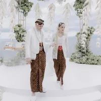 10 Potret Tiko Aryawardhana Sungkem ke Orangtua BCL dan Ayah Ibu Mendiang Ashraf Sinclair, Penuh Haru