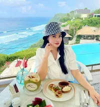 10 Potret Titi Kamal dengan Rambut Pendek yang Bikin Netizen Heboh Tak Percaya, Makin Terlihat Muda Bak Anak SMP - Disebut Mirip Song Hye Kyo