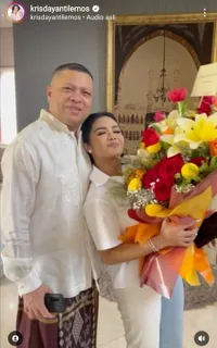 10 Potret Ulang Tahun ke-53 Raul Lemos, Dirayakan Hangat Bareng Keluarga - Krisdayanti Beri Ciuman Mesra Pada Sang Suami