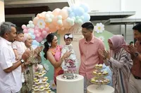 10 Potret Ulang Tahun Pertama Keponakan Nikita Willy, Baby Izz Gemas Pakai Baju Pink - Bagi-bagi Bendera dari Uang Curi Perhatian