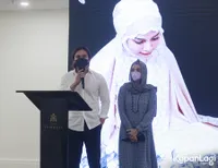 10 Potret Ussy Sulistiawaty Menangis Sedih di Acara Pengajian dan Doa Bersama untuk Vanessa Angel