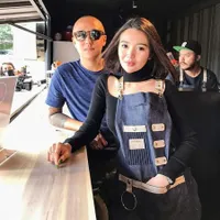 10 Potret Wika Salim 'Alih Profesi' Jadi Tukang Kopi, Racik Kopi Kepada Pelanggan Dengan Senyum Manis