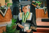 10 Potret Wisuda Nabila Maharani, Tri Suaka & Keluarga Turut Mendampingi - Senyum Bahagia Tiada Henti