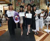 10 Potret Wisuda Niquita Anak Zarima dan Ferry Juan di Paris, Lulus dengan Nilai Sempurna - Rayakan di Resto Mewah Menara Eiffel