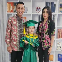 10 Potret Wisuda Sheva Anak Ussy Sulistiawaty dan Andhika Pratama yang Baru Lulus TK, Bikin Bangga Sekaligus Puyeng Mikir Tanggungan Sekolah
