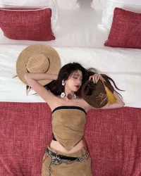 10 Potret Wonyoung IVE di Miu Miu Show Paris Fashion Week, Tampil Chic ala Cowgirl