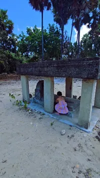 10 Potret Zalina Anak Raisa Liburan Bareng Hamish Daud, Diajak ke Makam Sang Kakek - Asyik Bikin Api Unggun di Pantai