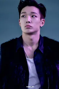 10 Variasi Gaya Rambut Bobby iKON yang Tidak Terlupakan, Keriting Pirang - Cat Ungu