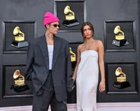 10 Worst Dress di 64th Grammy Awards 2022, dari Jas Kebesaran Justin Bieber Hingga Ada yang Santuy Pakai Kaos Oblong
