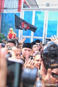 11 Foto Ahmad Dhani Bebas dari Penjara: Dijemput Ratusan Relawan - Naik Unimog Bareng Istri & Anak