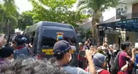 11 Foto Detik-Detik Jenazah Didi Kempot Dibawa dari Solo ke Ngawi, Diiringi Tangisan Istri dan Tetangga