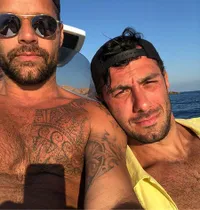11 Foto Kebersamaan Ricky Martin & Suami yang Tak Kalah Ganteng