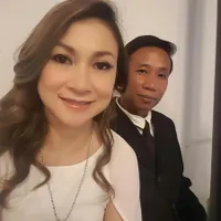 11 Foto Kemesraan Fanny Fadillah Bersama Sang Istri yang Cantik Banget