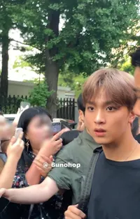 11 Foto No Edit Haechan NCT Hasil Jepretan Fans, Bukti Nyata Kulit Tan 'Honey-like' Justru Terlihat Menawan