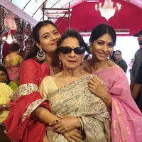 11 FOTO Tawa Bahagia Kajol dan Rani Mukherjee Rayakan Dussehra Bersama, Cantik Ceria