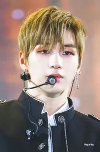 11 Idol K-Pop Cowok yang Makin Ganteng Pakai Full Makeup, Ada Jimin BTS sampai Baekhyun EXO!