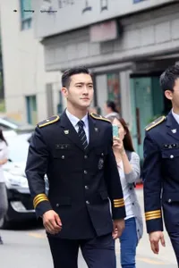 11 Idol K-Pop Yang Tampan Dengan Seragam Polisi, Mana Idolamu?