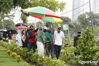11 Momen Haru Pemakaman Ibunda Rayi RAN, Ikut Turun ke Liang Lahat dan Kumandangkan Adzan Untuk Jenazah