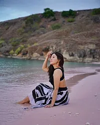 11 Pose Cantik Naysila Mirdad di Pantai dan Laut, Pancarkan Kebahagiaan di Setiap Momen