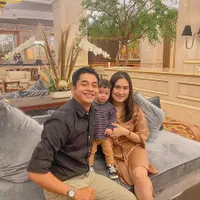 11 Potret Adly Fairuz dan Angbeen Rishi Begitu Harmonis, Kompak dan Selalu Bahagia Saat Momong Anak Semata Wayang