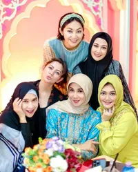 11 Potret Buka Bersama Geng Arisan Aktris Senior yang Tetap Cantik dan Awet Muda, Ada Bella Saphira Sampai Alya Rohali