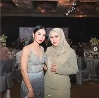 11 Potret Bunga Zainal Tampil Cantik Nan Anggun Dalam Balutan Gaun Unik, Disebut Mirip Jiso BLACKPINK - Bak Masih Gadis